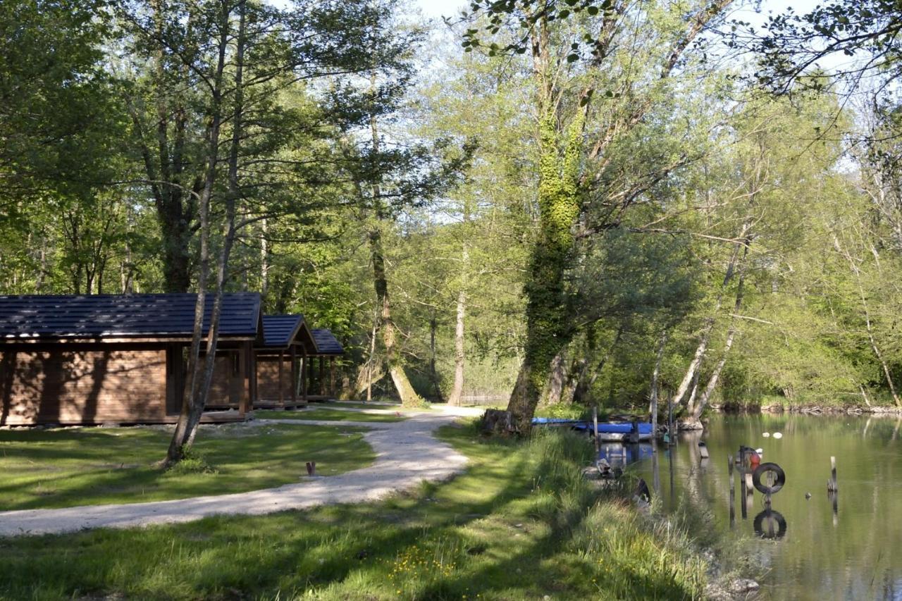 Les Lodges Du Lac Saint-Alban-de-Montbel Eksteriør billede