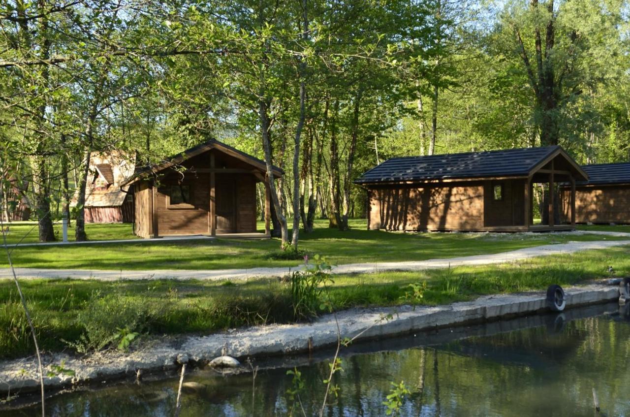Les Lodges Du Lac Saint-Alban-de-Montbel Eksteriør billede