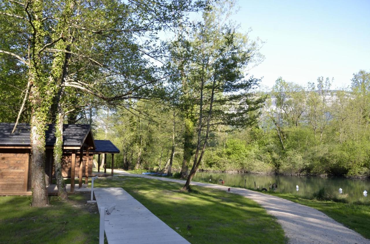 Les Lodges Du Lac Saint-Alban-de-Montbel Eksteriør billede